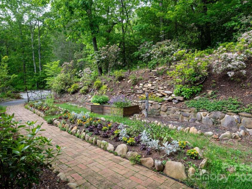 200 Allen Mountain Drive, Black Mountain, NC 28711.  MLS# CAR4255533, YatesRealty ID 14185. 