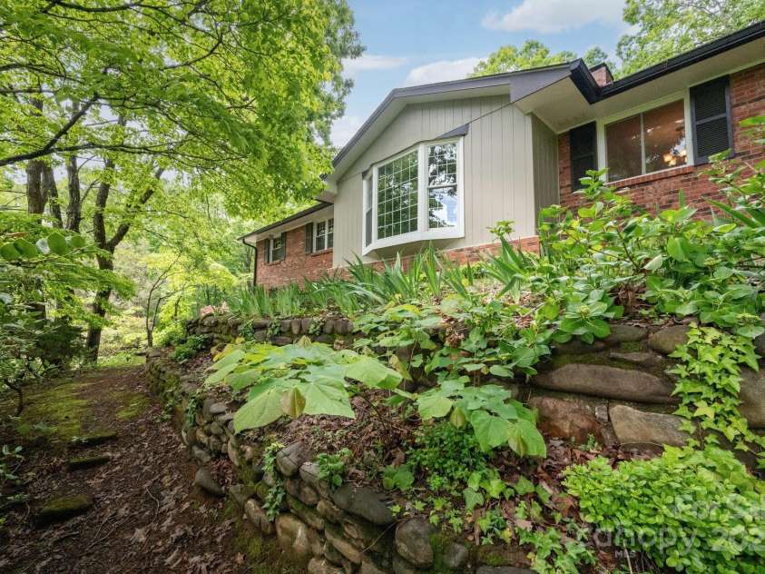 200 Allen Mountain Drive, Black Mountain, NC 28711.  MLS# CAR4255533, YatesRealty ID 14185. 