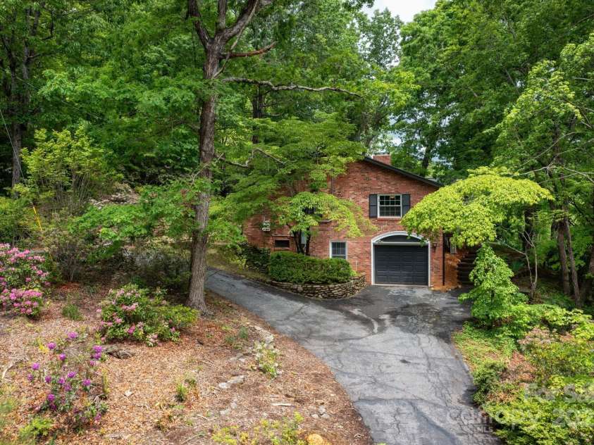 200 Allen Mountain Drive, Black Mountain, NC 28711.  MLS# CAR4255533, YatesRealty ID 14185. 