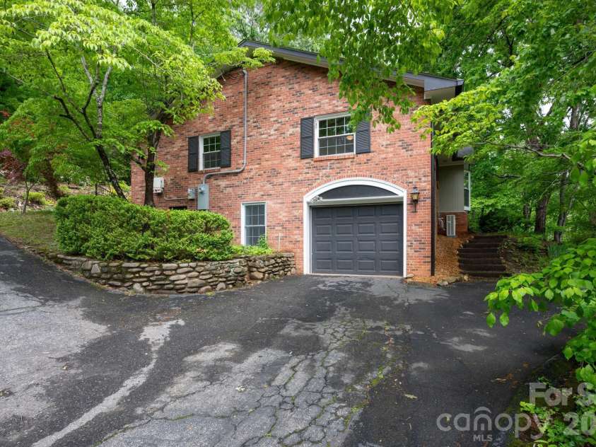 200 Allen Mountain Drive, Black Mountain, NC 28711.  MLS# CAR4329989, YatesRealty ID 14185. 