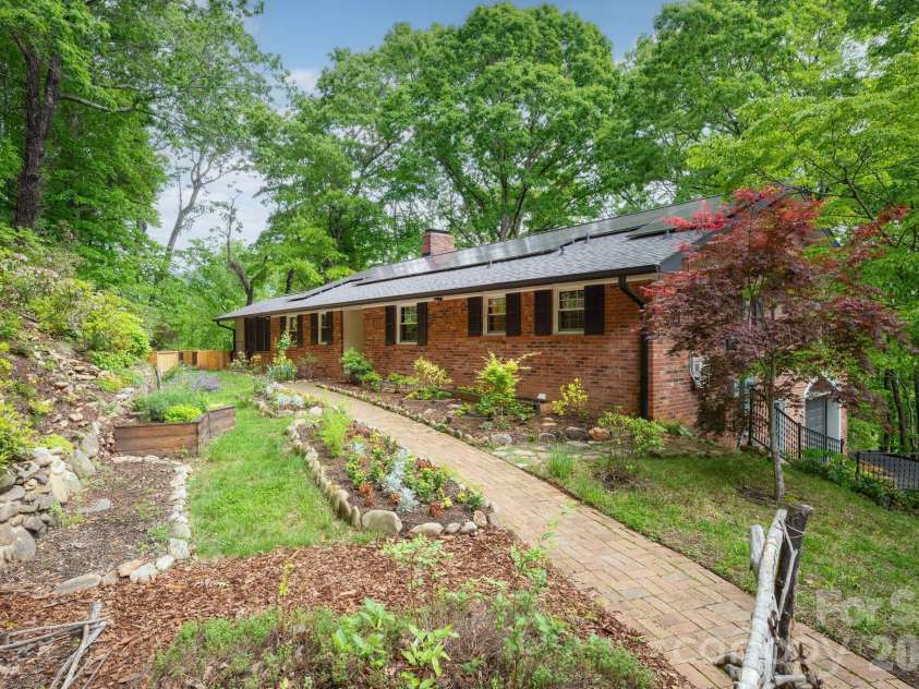 200 Allen Mountain Drive, Black Mountain, NC 28711.  MLS# CAR4329989, YatesRealty ID 14185. Https://www.zillow.com/view-imx/edf0417e-86ff-460e-bfbe-24f5afe5f761?setAttribution=mls&wl=true&initialViewType=pano&utm_source=dashboard