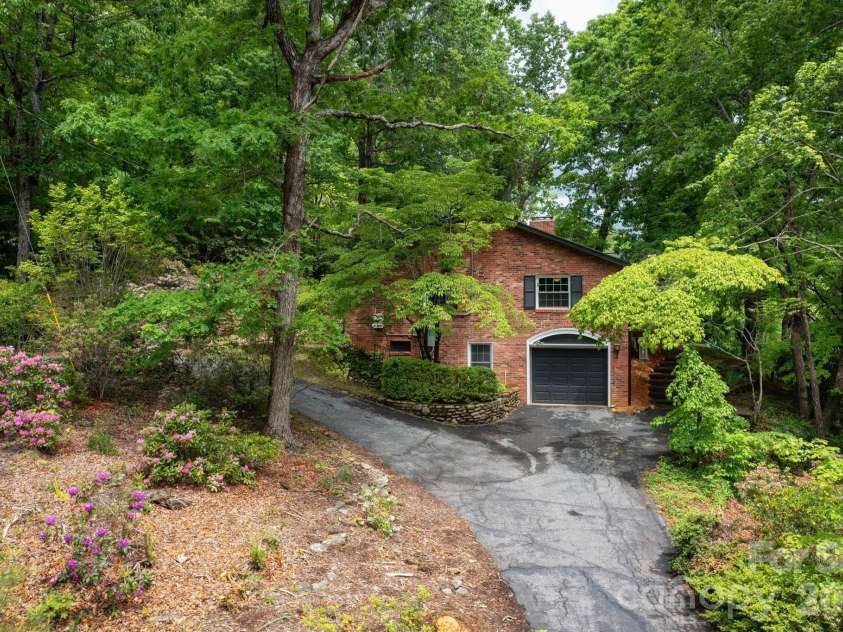200 Allen Mountain Drive, Black Mountain, NC 28711.  MLS# CAR4329989, YatesRealty ID 14185. 