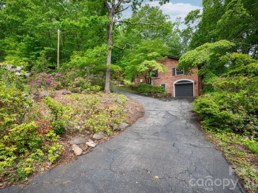 200 Allen Mountain Drive, Black Mountain, NC 28711.  MLS# CAR4329989, YatesRealty ID 14185. 