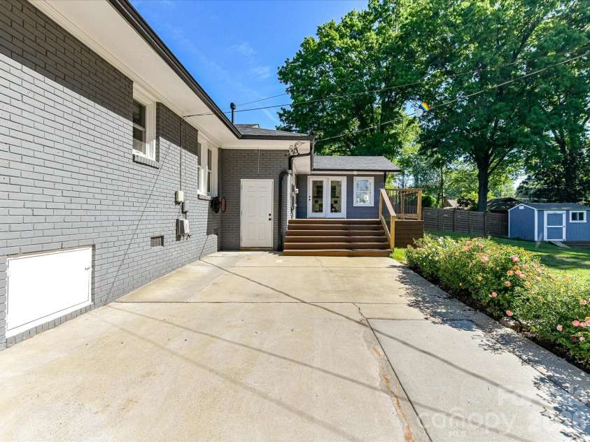 3817 Conway Avenue, Charlotte, NC 28209.  MLS# CAR4370429, YatesRealty ID 14186. 