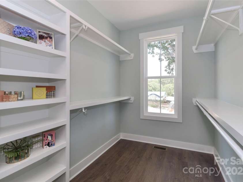 4265 Candlewood Drive, Sherrills Ford, NC 28673.  MLS# CAR4325234, YatesRealty ID 14192. With an oversized walk-in primary closet, organization and storage spaces are abundant.
