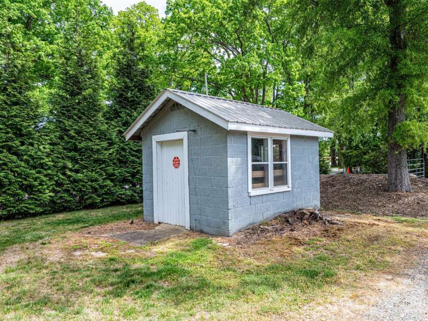 379 Horseshoe Bend Road, Hudson, NC 28638.  MLS# CAR4370596, YatesRealty ID 14194. 