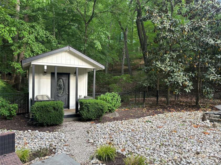 3316 Johnny Cake Lane, Charlotte, NC 28226.  MLS# CAR4366685, YatesRealty ID 14195. 
