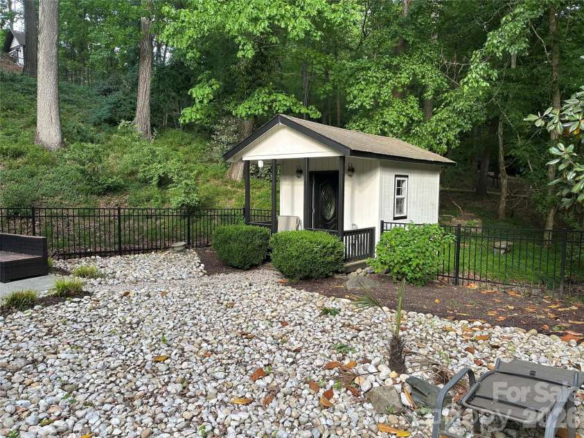 3316 Johnny Cake Lane, Charlotte, NC 28226.  MLS# CAR4366685, YatesRealty ID 14195. 