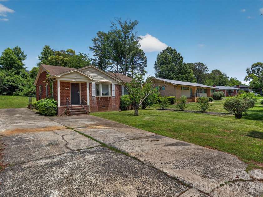 1632 Madison Avenue, Charlotte, NC 28216.  MLS# CAR4363022, YatesRealty ID 14197. 