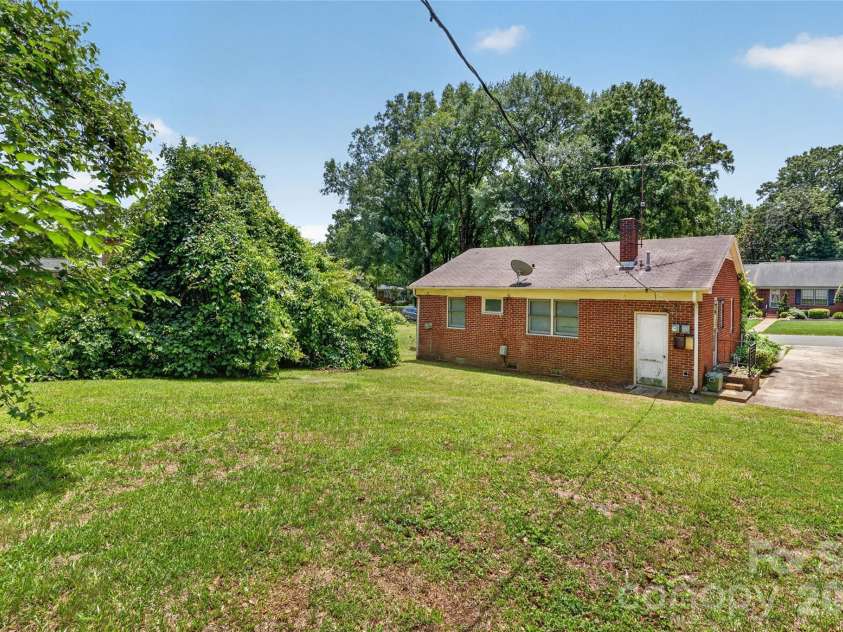 1632 Madison Avenue, Charlotte, NC 28216.  MLS# CAR4363022, YatesRealty ID 14197. 