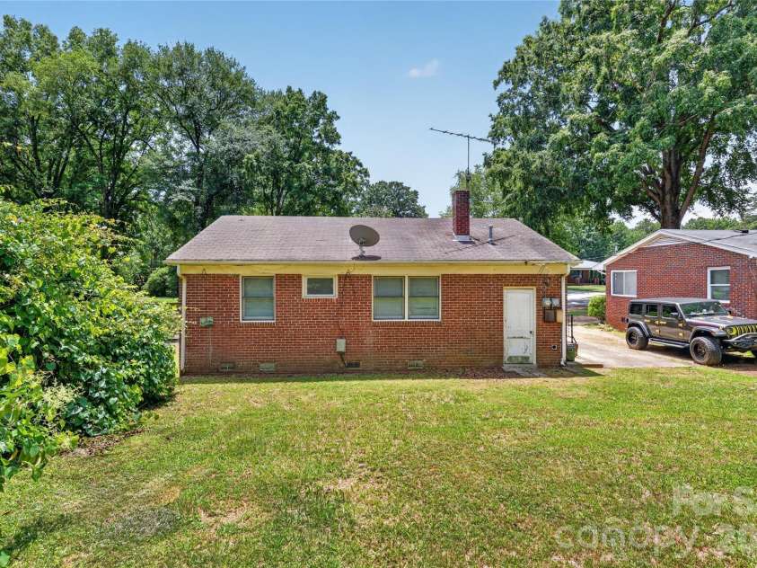 1632 Madison Avenue, Charlotte, NC 28216.  MLS# CAR4363022, YatesRealty ID 14197. 