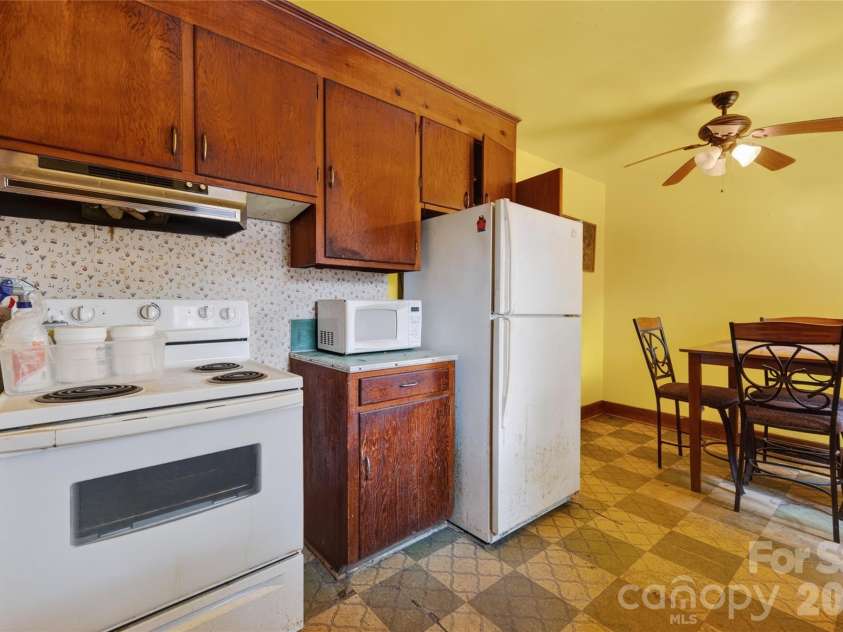 1632 Madison Avenue, Charlotte, NC 28216.  MLS# CAR4363022, YatesRealty ID 14197. 