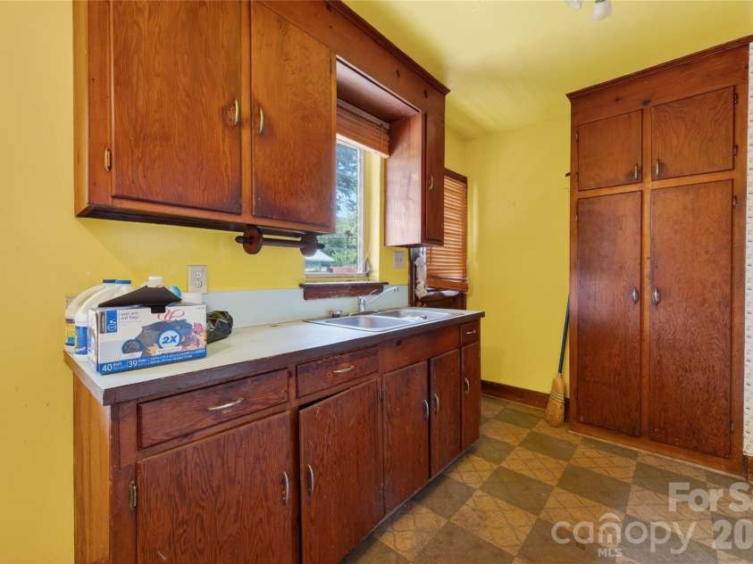 1632 Madison Avenue, Charlotte, NC 28216.  MLS# CAR4363022, YatesRealty ID 14197. 