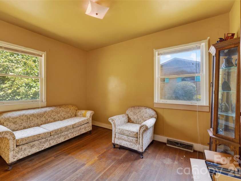 1632 Madison Avenue, Charlotte, NC 28216.  MLS# CAR4363022, YatesRealty ID 14197. 