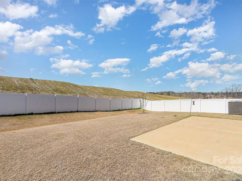 5013 Dunsford Drive, Denver, NC 28037.  MLS# CAR4235751, YatesRealty ID 14198. Fenced Backyard