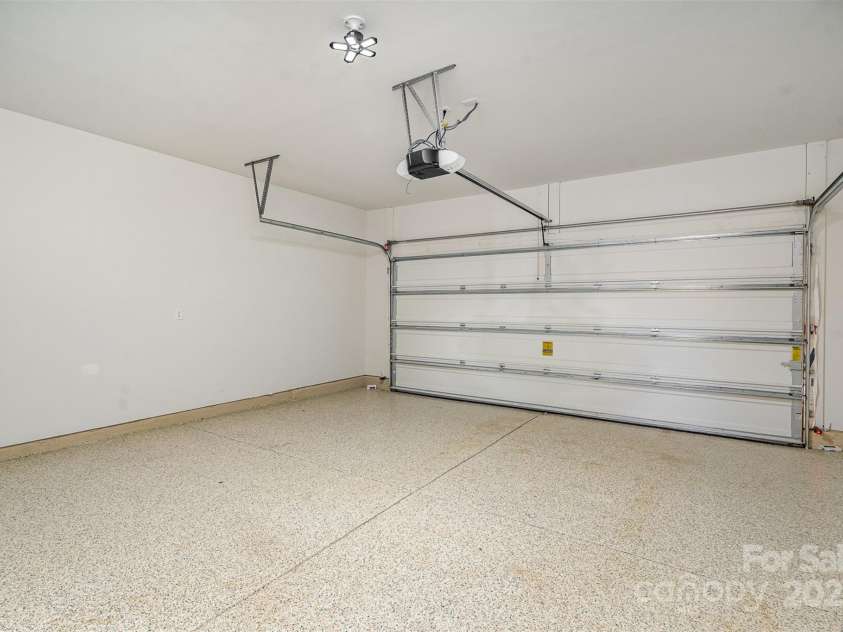 5013 Dunsford Drive, Denver, NC 28037.  MLS# CAR4235751, YatesRealty ID 14198. Garage