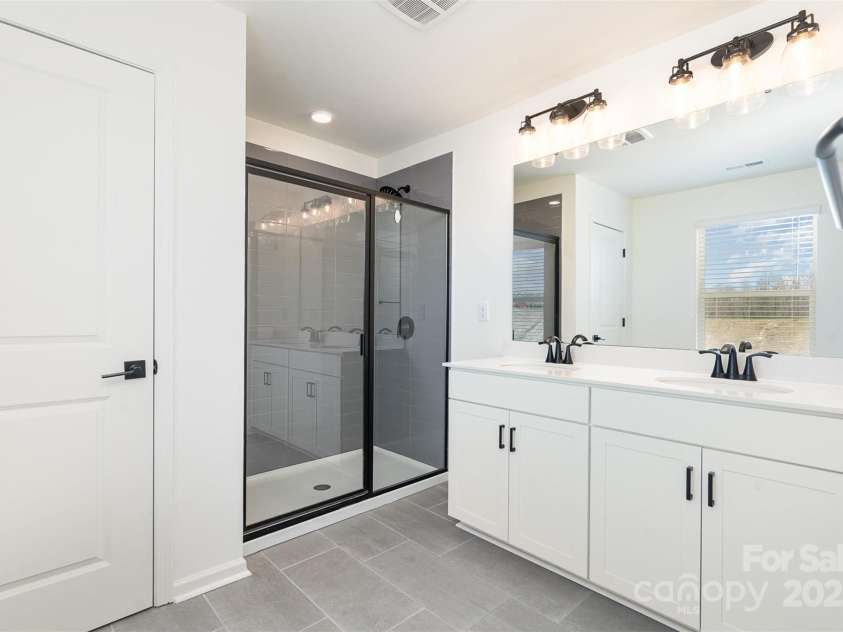 5013 Dunsford Drive, Denver, NC 28037.  MLS# CAR4235751, YatesRealty ID 14198. Primary Bath