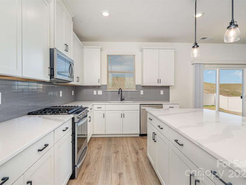 5013 Dunsford Drive, Denver, NC 28037.  MLS# CAR4235751, YatesRealty ID 14198. Spacious Kitchen