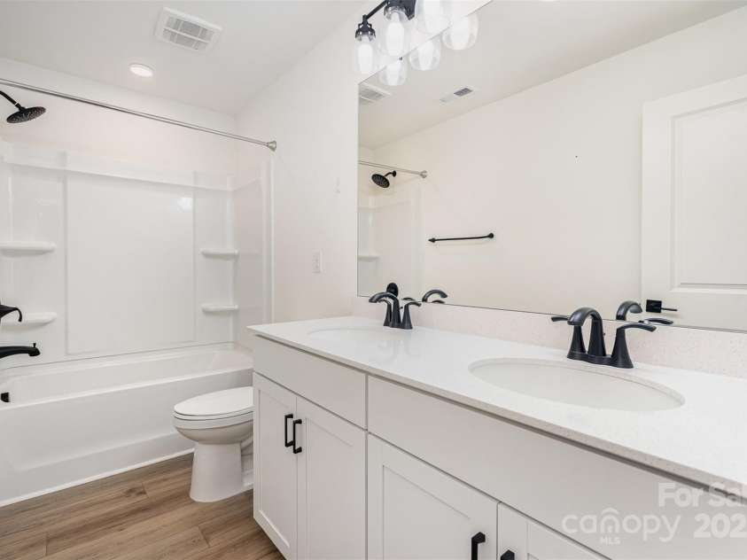 5013 Dunsford Drive, Denver, NC 28037.  MLS# CAR4235751, YatesRealty ID 14198. Upstairs Full Bath