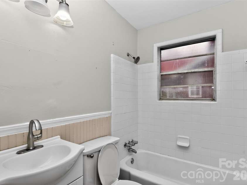 517 Grandin Road, Charlotte, NC 28208.  MLS# CAR4354025, YatesRealty ID 14199. 