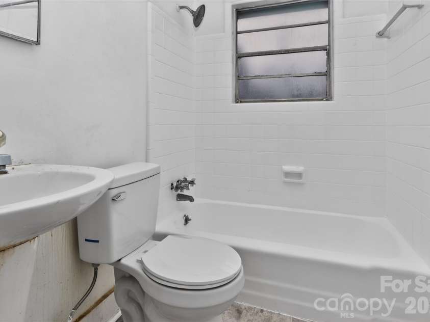 517 Grandin Road, Charlotte, NC 28208.  MLS# CAR4354025, YatesRealty ID 14199. 