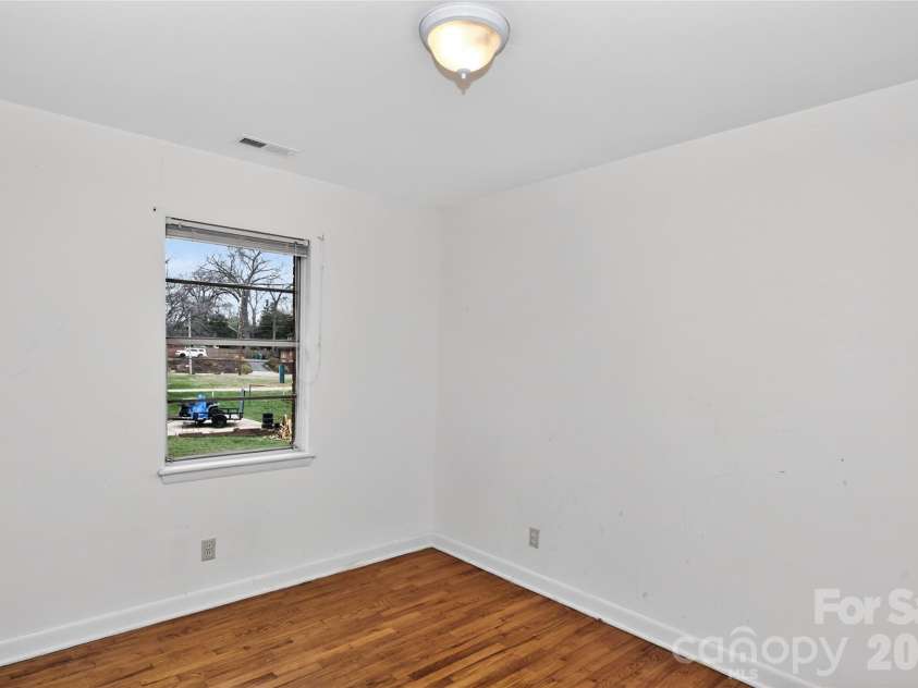 517 Grandin Road, Charlotte, NC 28208.  MLS# CAR4354025, YatesRealty ID 14199. 