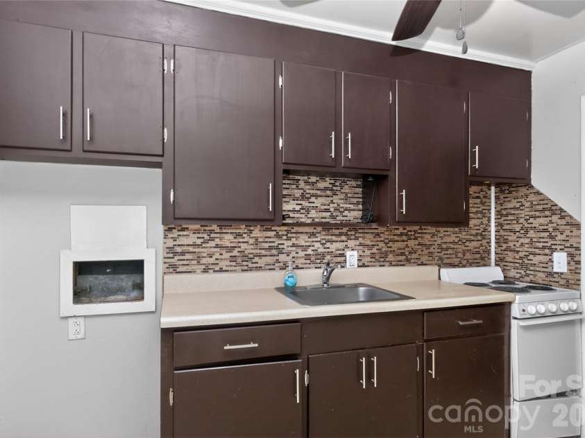 517 Grandin Road, Charlotte, NC 28208.  MLS# CAR4354025, YatesRealty ID 14199. 