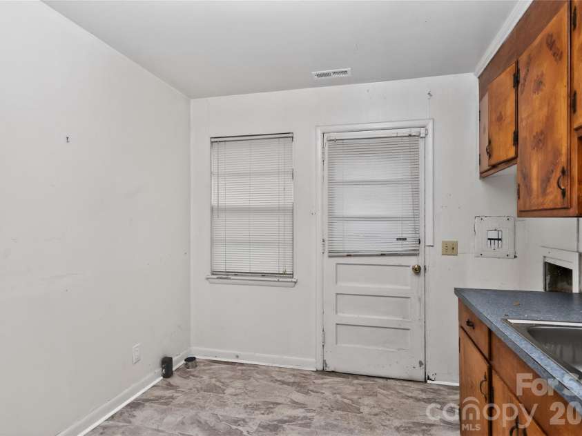 517 Grandin Road, Charlotte, NC 28208.  MLS# CAR4354025, YatesRealty ID 14199. 