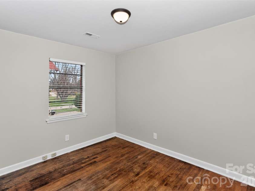 517 Grandin Road, Charlotte, NC 28208.  MLS# CAR4354025, YatesRealty ID 14199. 
