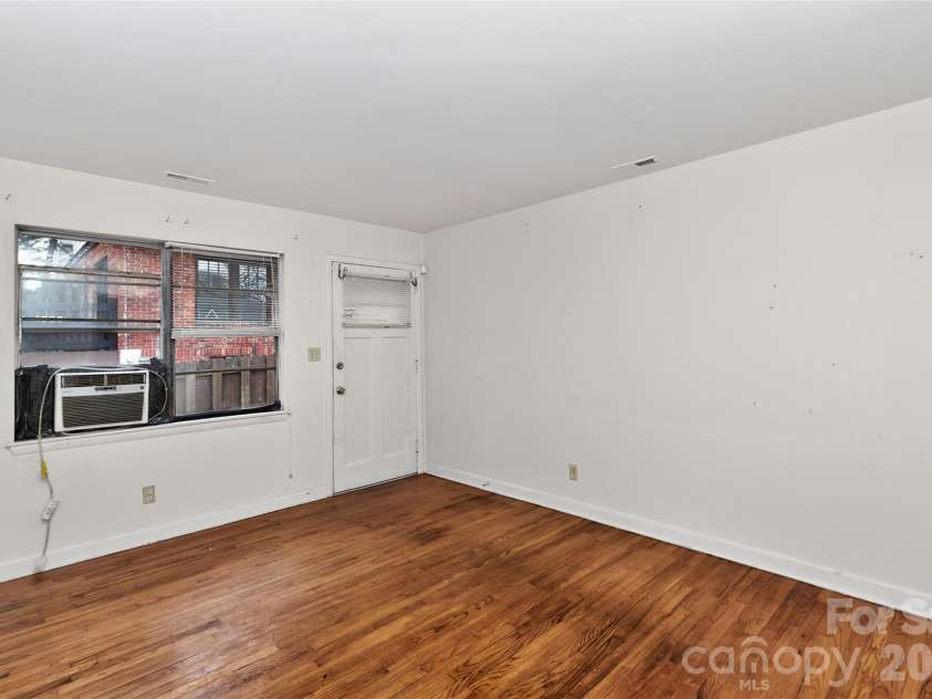 517 Grandin Road, Charlotte, NC 28208.  MLS# CAR4354025, YatesRealty ID 14199. 