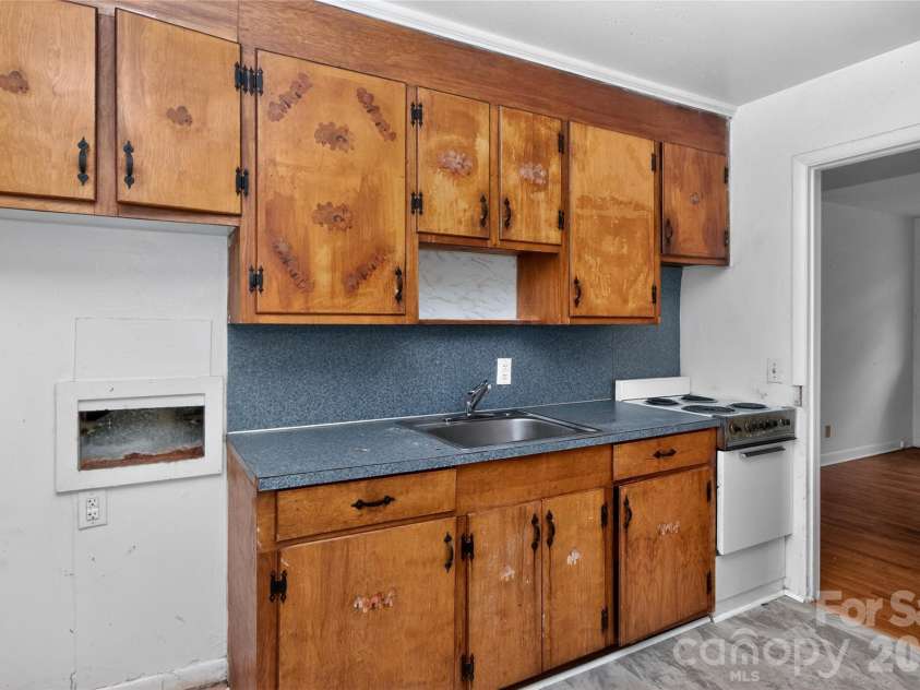 517 Grandin Road, Charlotte, NC 28208.  MLS# CAR4354025, YatesRealty ID 14199. 