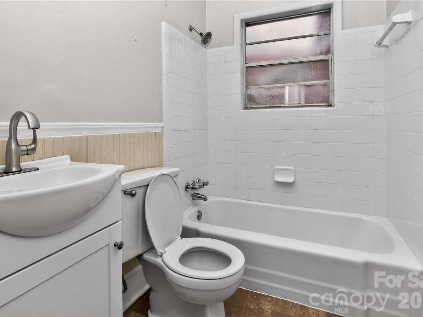 517 Grandin Road, Charlotte, NC 28208.  MLS# CAR4354025, YatesRealty ID 14199. 