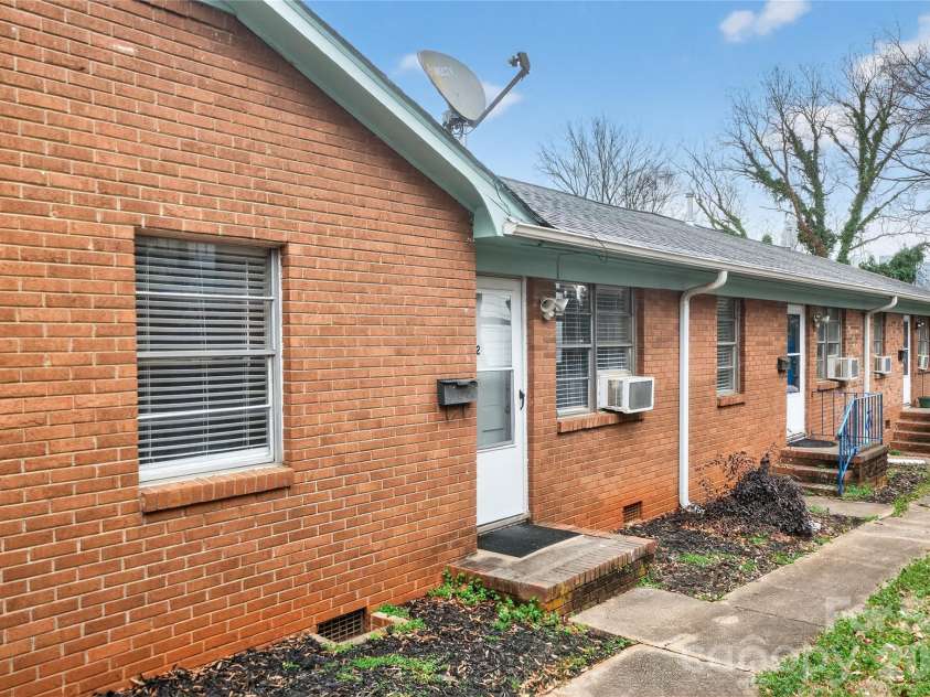 517 Grandin Road, Charlotte, NC 28208.  MLS# CAR4354025, YatesRealty ID 14199. 
