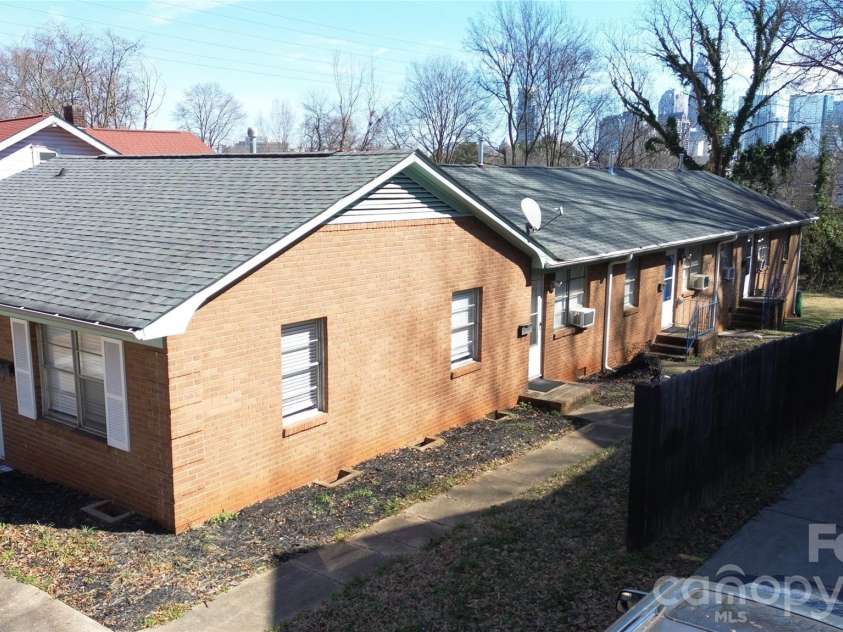 517 Grandin Road, Charlotte, NC 28208.  MLS# CAR4354025, YatesRealty ID 14199. 