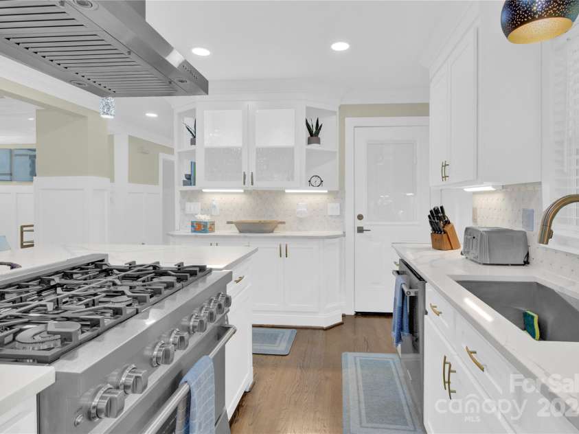 6639 Ronda Avenue, Charlotte, NC 28211.  MLS# CAR4160610, YatesRealty ID 142. 