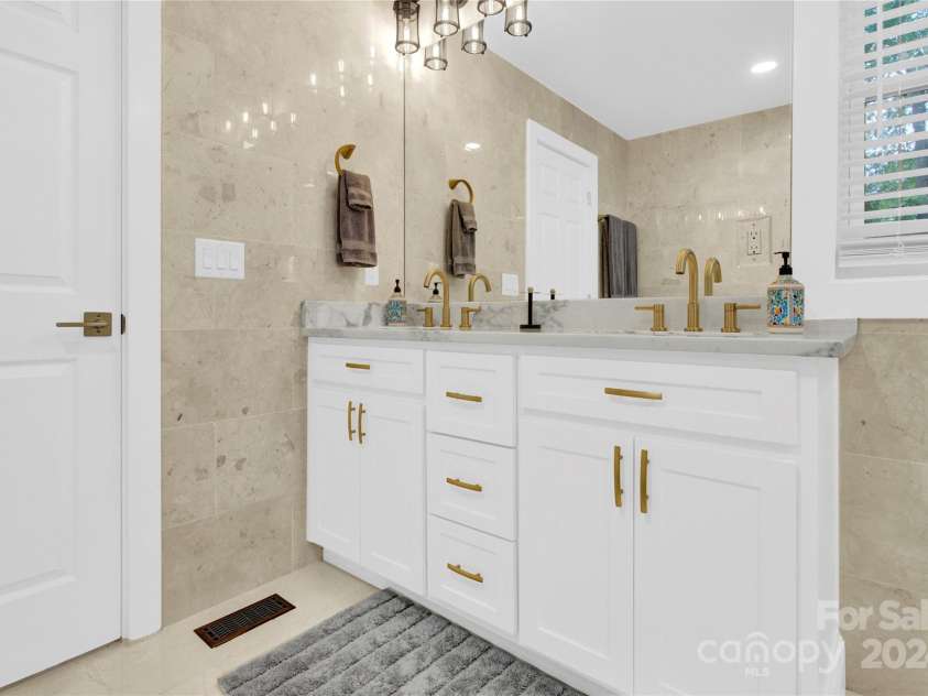 6639 Ronda Avenue, Charlotte, NC 28211.  MLS# CAR4160610, YatesRealty ID 142. 
