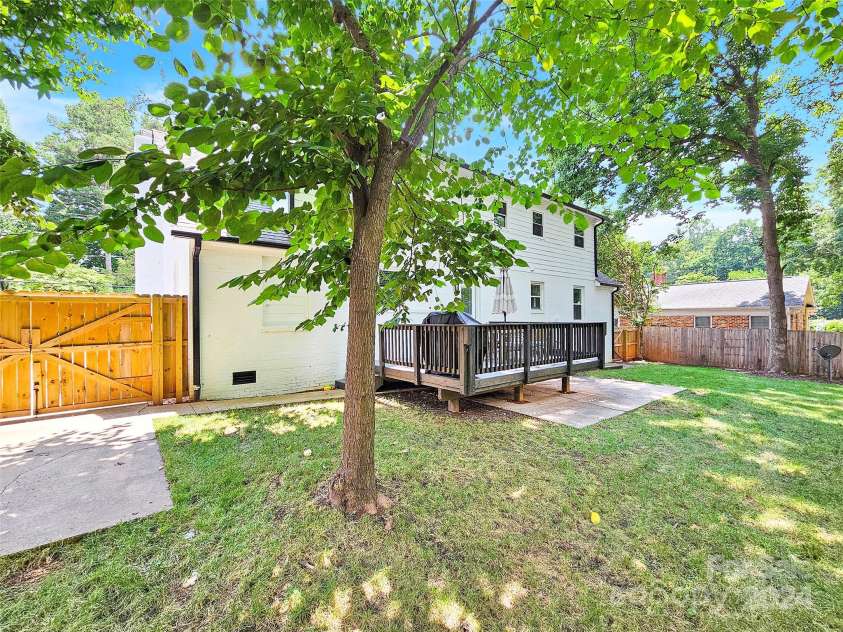 6639 Ronda Avenue, Charlotte, NC 28211.  MLS# CAR4160610, YatesRealty ID 142. 