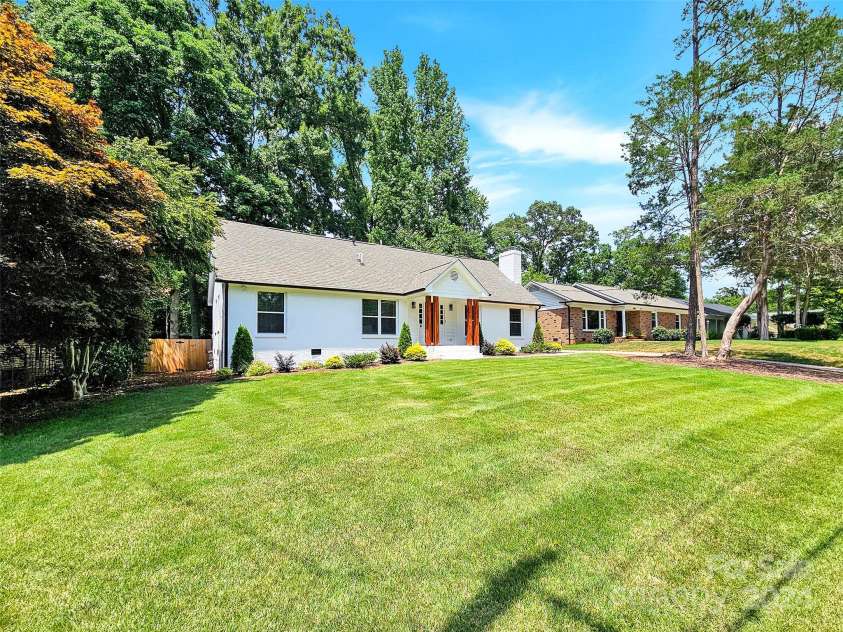 6639 Ronda Avenue, Charlotte, NC 28211.  MLS# CAR4160610, YatesRealty ID 142. 