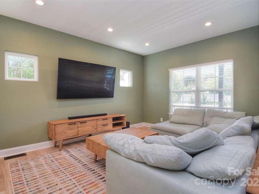 1021 Vickie Lane, Matthews, NC 28104.  MLS# CAR4246829, YatesRealty ID 14201. 