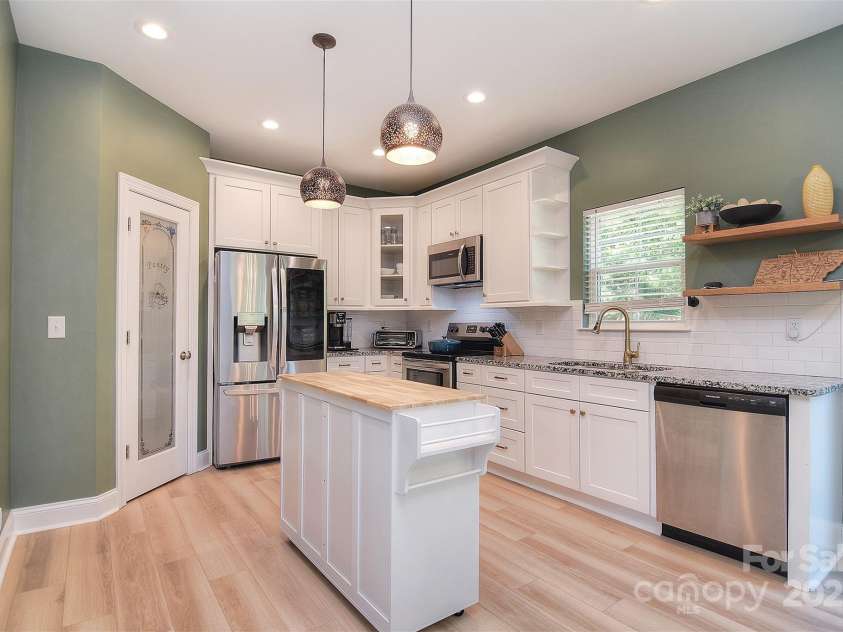 1021 Vickie Lane, Matthews, NC 28104.  MLS# CAR4246829, YatesRealty ID 14201. 