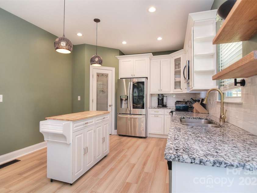 1021 Vickie Lane, Matthews, NC 28104.  MLS# CAR4246829, YatesRealty ID 14201. 