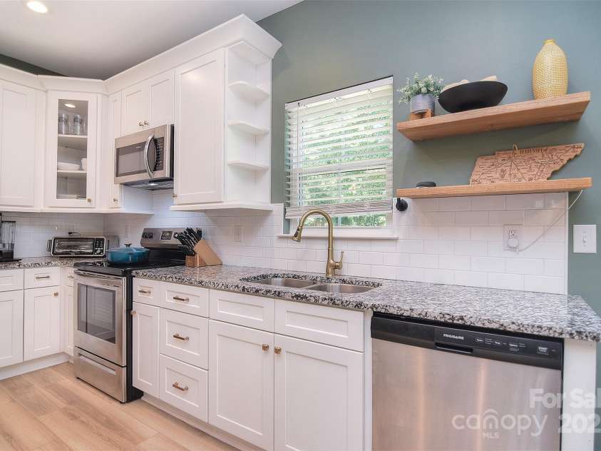 1021 Vickie Lane, Matthews, NC 28104.  MLS# CAR4246829, YatesRealty ID 14201. 