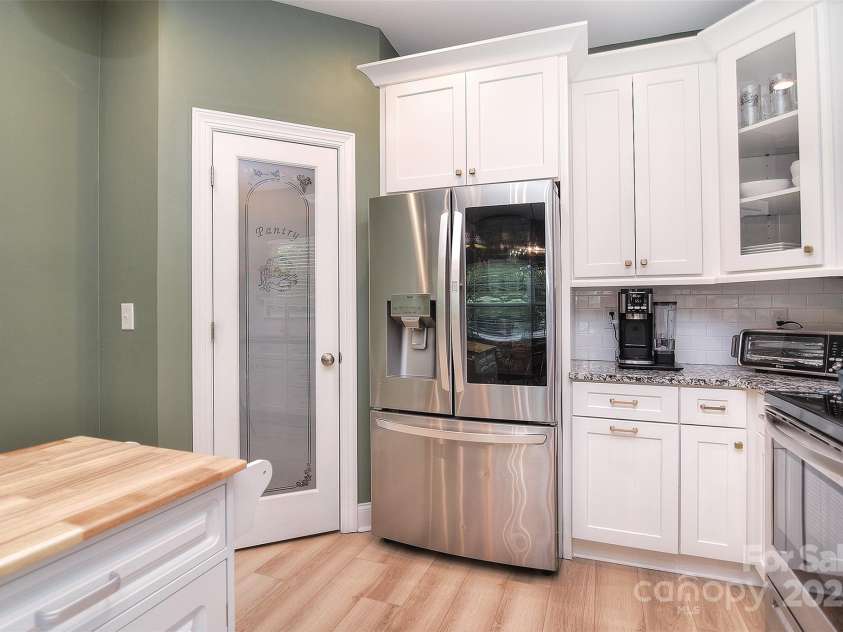 1021 Vickie Lane, Matthews, NC 28104.  MLS# CAR4246829, YatesRealty ID 14201. 