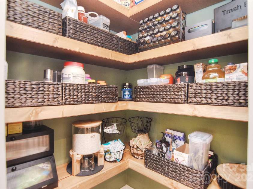 1021 Vickie Lane, Matthews, NC 28104.  MLS# CAR4246829, YatesRealty ID 14201. 