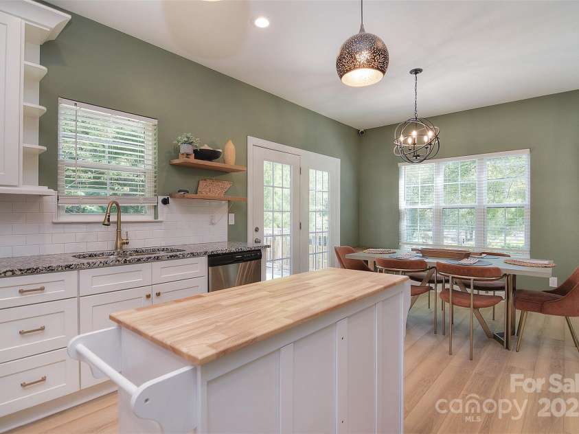 1021 Vickie Lane, Matthews, NC 28104.  MLS# CAR4246829, YatesRealty ID 14201. 