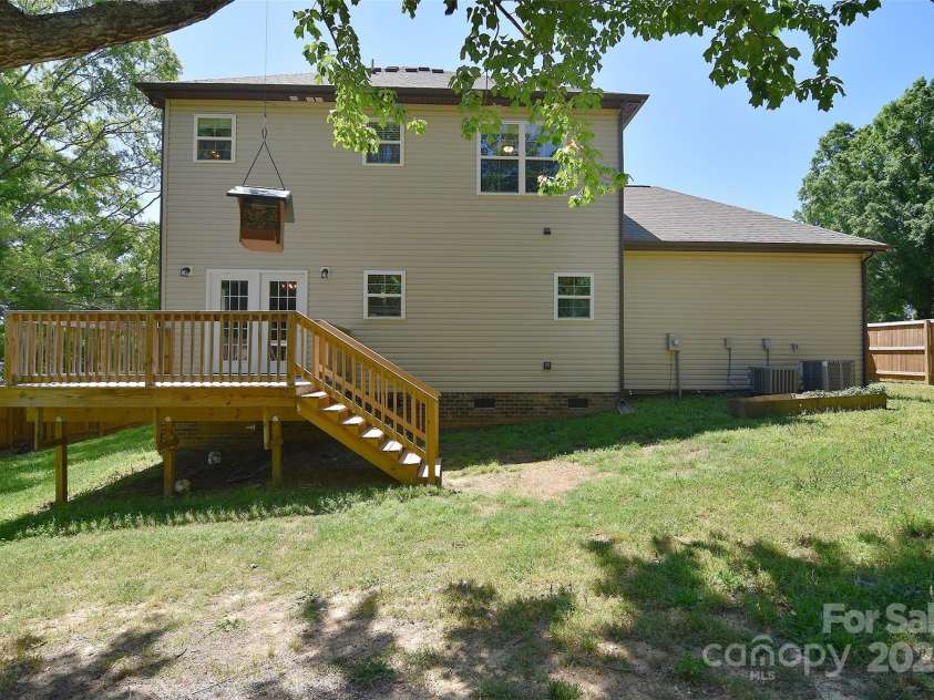 1021 Vickie Lane, Matthews, NC 28104.  MLS# CAR4246829, YatesRealty ID 14201. 