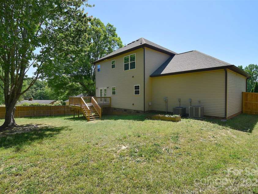 1021 Vickie Lane, Matthews, NC 28104.  MLS# CAR4246829, YatesRealty ID 14201. 