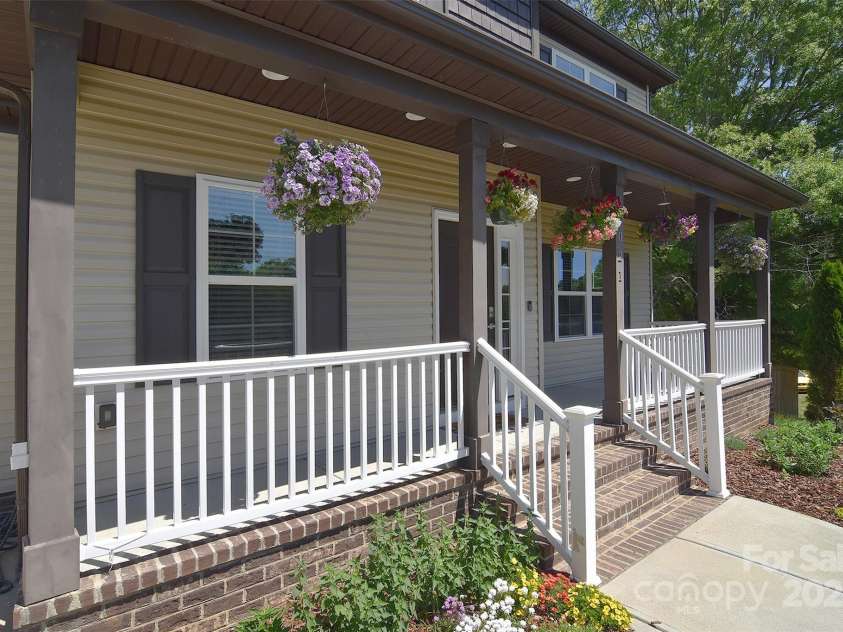 1021 Vickie Lane, Matthews, NC 28104.  MLS# CAR4246829, YatesRealty ID 14201. 