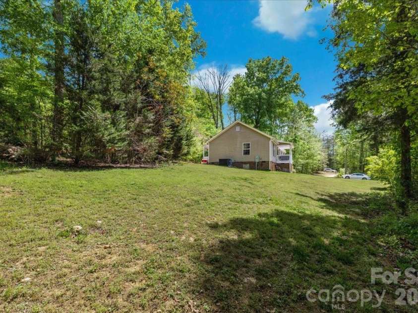 3218 Broadhurst Lane, Clover, SC 29710.  MLS# CAR4351560, YatesRealty ID 14202. Beautiful Yard