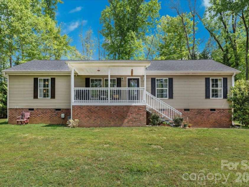3218 Broadhurst Lane, Clover, SC 29710.  MLS# CAR4351560, YatesRealty ID 14202. Front of House